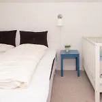 Centrally Located Townhouse In Close To The Pedestrian Street And Within Walking Distance Of The Harbour بيت للعطل إيبلتوفت
