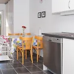 Centrally Located Townhouse In Close To The Pedestrian Street And Within Walking Distance Of The Harbour بيت للعطل إيبلتوفت
