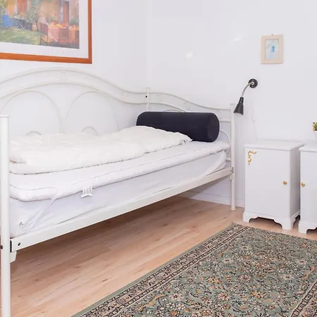 Centrally Located Townhouse In Close To The Pedestrian Street And Within Walking Distance Of The Harbour